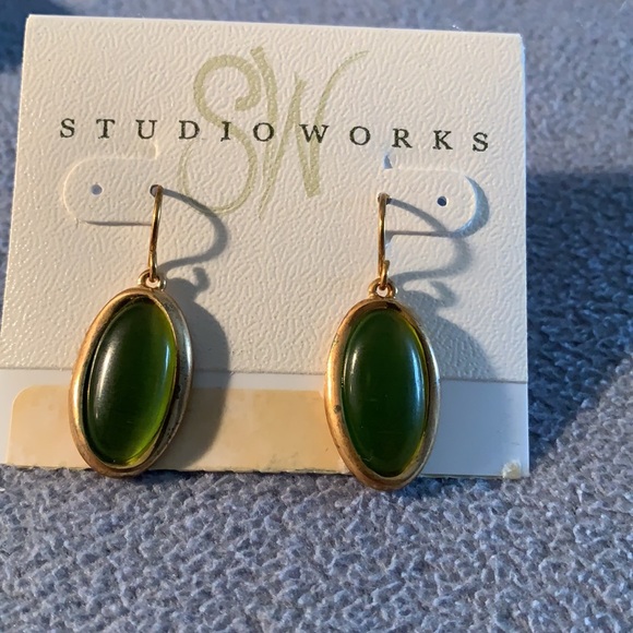 Studio works green necklace and earrings. - Picture 4 of 13